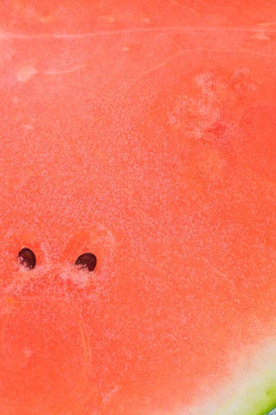 Reife Wassermelone Wasser Schneiden Nahaufnahme Von Wassermelone Flüssigkeit Mit Blasen — Stockfoto