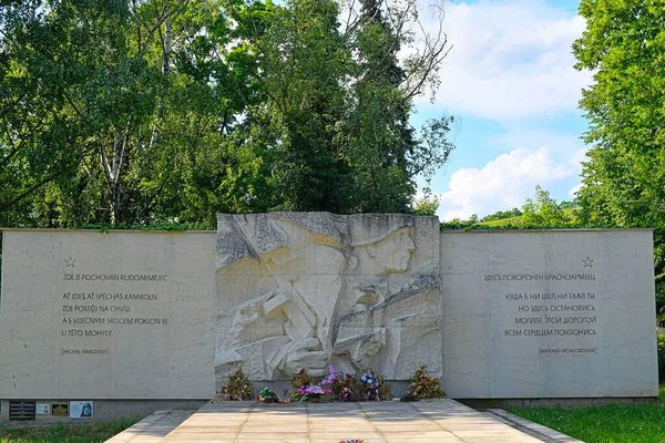 ハストペチェ チェコ 2023年6月13日 赤軍兵士の記念碑 1945年4月 ドイツのファシズムと戦いながら埋葬された チェコのハストペチェに埋葬された兵士 — ストック写真