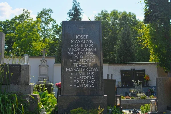 ハストペチェ チェコ 2023年6月13日 両親の墓チェコスロバキア共和国の最初の大統領 ヨゼフ マサリクとテレジー マサリコワ — ストック写真