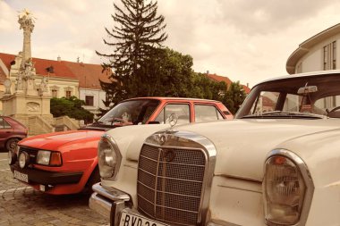 Eski bir arabanın üzerinde Mercedes Benz logosu. Mercedes-Benz 220 S. Mercedes-Benz, Alman otomobil üreticisi. Bu marka lüks otomobiller, otobüsler, koçlar için kullanılır.