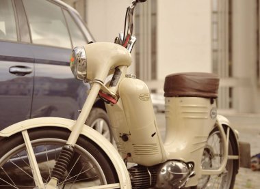 JAWA retro motorsikletinin yakıt deposuna yakın çekim. Eski Çekoslovakya 'daki otoparkta üretilen klasik motosiklet Jawa 50-550' nin ayrıntıları