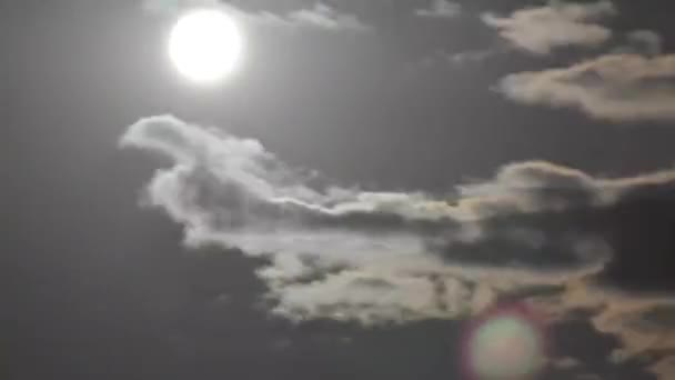 Čas Ubíhající Noční Obloze Měsícem Zářivý Měsíc Temné Noční Obloze — Stock video