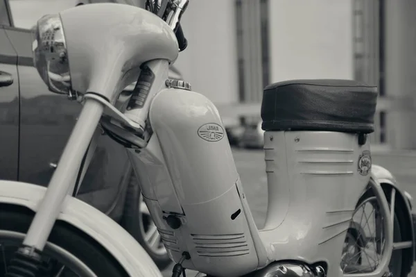 Primer Plano Del Logotipo Tanque Combustible Motocicleta Jawa Retro Detalle —  Fotos de Stock