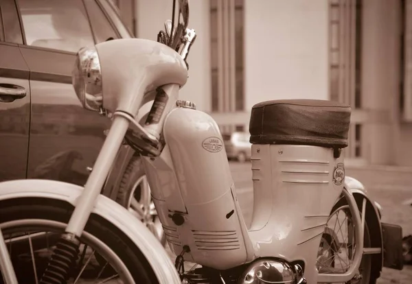 Jjawa复古摩托车燃料箱标识的特写 前捷克斯洛伐克生产的旧式摩托车Jawa 550的详情 停在停车场 — 图库照片