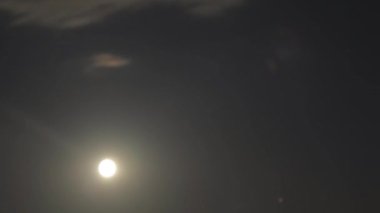 Ayla birlikte gece gökyüzünün zaman atlaması. Karanlık gece gökyüzünde parlak ay. Gece gökyüzünde geçen bulutların zamanı. Yavaş çekim