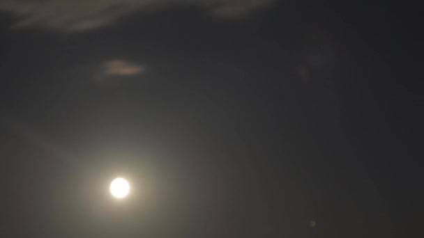 Nattskyns Tidsfall Med Månen Ljus Måne Mörk Natthimmel Timelapse Passerar — Stockvideo