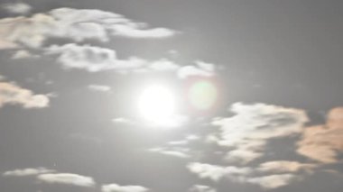 Ayla birlikte gece gökyüzünün zaman atlaması. Karanlık gece gökyüzünde parlak ay. Gece gökyüzünde geçen bulutların zamanı. Yavaş çekim