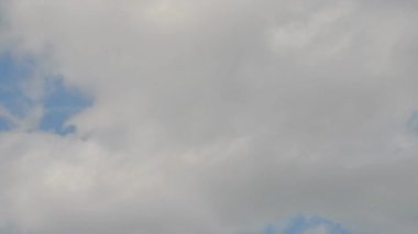 Yaz bulutlarının hızlanması. Hızlı hareket eden gökyüzü