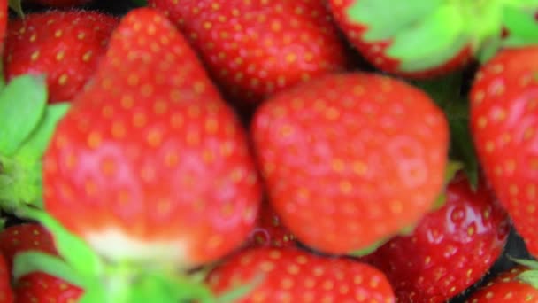 回転スレートプレートに赤いイチゴ ジューシー 熟したイチゴ おいしい夏のベリー カメラが優しく回っている 新鮮なイチゴの背景 健康的な自然食品コンセプト — ストック動画