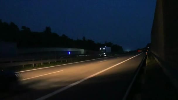 Caducidad Del Tráfico Nocturno Autopista Tráfico Ocupado Autopista Nocturna Camiones — Vídeo de stock