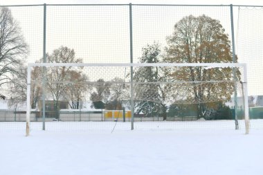 Karla kaplı bir futbol golü. Futbol sezonunun sonu, futbol ligi ve spor sezonunun sonu..