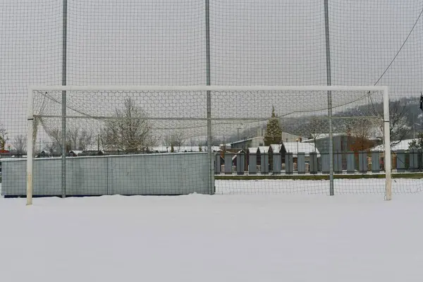 Γκολ Ποδοσφαίρου Καλυμμένο Χιόνι Έννοια Του Τέλους Της Σεζόν Ποδοσφαίρου — Φωτογραφία Αρχείου