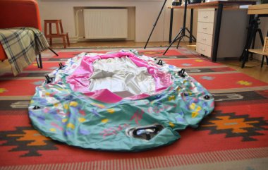 Yaz teknesini yaz için hazırlıyorum. Şişme bot, yaz sezonuna hazır. Yaz ve nehir rafting konsepti.