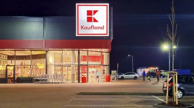 HUSTOPECE, CZECH REPUBLIC - 14 Aralık 2023: Kaufland logosu Alman zincirinin hipermarketinde, aynı zamanda Lidl 'in de sahibi olan Schwartz Gruppe' nin bir parçası. Ülke Almanya, Hırvatistan, Çek Cumhuriyeti, Slovakya, Polonya, Romanya ve Bulgaristan 'da 1500' ün üzerinde mağaza işletiyor.