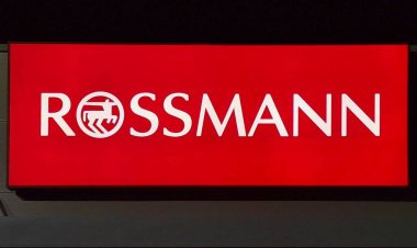 HUSTOPECE, CZECH Cumhuriyet - 14 ARALIK 2023: hipermarkette Rossman logosu. Dirk Rossmann GmbH, Avrupa 'nın en büyük eczane zincirlerinden biridir ve 56.200 çalışanı ve 4000' den fazla mağazası vardır.