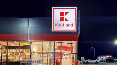 HUSTOPECE, CZECH REPUBLIC - 14 Aralık 2023: Kaufland logosu Alman zincirinin hipermarketinde, aynı zamanda Lidl 'in de sahibi olan Schwartz Gruppe' nin bir parçası. Ülke Almanya, Hırvatistan, Çek Cumhuriyeti, Slovakya, Polonya, Romanya ve Bulgaristan 'da 1500' ün üzerinde mağaza işletiyor.
