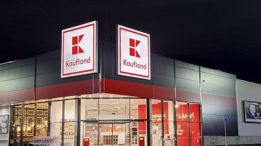 HUSTOPECE, CZECH REPUBLIC - 14 Aralık 2023: Kaufland logosu Alman zincirinin hipermarketinde, aynı zamanda Lidl 'in de sahibi olan Schwartz Gruppe' nin bir parçası. Almanya, Hırvatistan 'da 1500' den fazla mağaza işletiyor.
