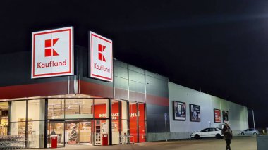 HUSTOPECE, CZECH REPUBLIC - 14 Aralık 2023: Kaufland logosu Alman zincirinin hipermarketinde, aynı zamanda Lidl 'in de sahibi olan Schwartz Gruppe' nin bir parçası. Ülke Almanya, Hırvatistan, Çek Cumhuriyeti, Slovakya, Polonya, Romanya ve Bulgaristan 'da 1500' ün üzerinde mağaza işletiyor.