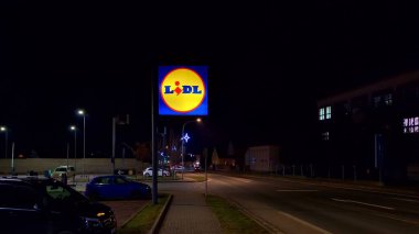 HUSTOPECE, CZECH REPUBLIC - 17 Aralık 2023: LiDL logosu hipermarkette Alman zinciri, aynı zamanda Kaufland 'ın da sahibi olan Schwartz Gruppe' nin bir parçası. Lidl, Almanya 'nın uluslararası indirimli perakende satış zinciri.