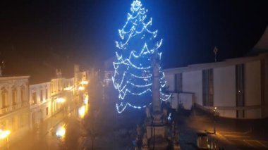 Şiddetli rüzgar fırtınası sırasında aydınlatılmış Noel ağacı. Fırtına sırasında ışıklandırılmış Xmas ağacı.