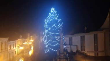 Şiddetli rüzgar fırtınası sırasında aydınlatılmış Noel ağacı. Fırtına sırasında ışıklandırılmış Xmas ağacı.