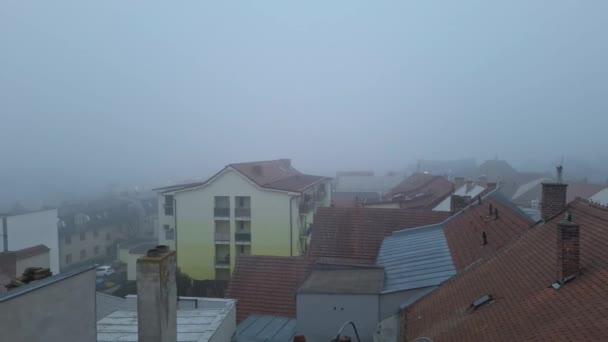 Vista Ciudad Niebla Desde Los Tejados Vista Aérea Ciudad Neblina — Vídeo de stock