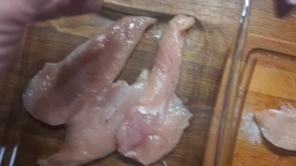 把肉放进烤盘里 腌制的鸡肉放在烤盘里 大蒜剥皮在一块大木板上 烹调和烹饪概念 — 图库视频影像