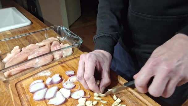 Slicing Peeled Garlic Cloves Man Slicing Garlic Cloves Wooden Cutting — Stock Video