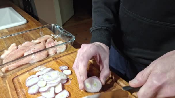 Slice Peeled Onions Rounds Man Cuts Peeled Onion Wooden Cutting — Stock Video
