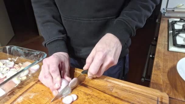 Man Slices Onion Rounds Slicing Peeled Onions Rings Concept Culinary — Stock Video