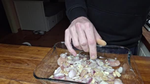 Mãos Masculinas Fatias Temperadas Carne Frango Picar Costeletas Frango Tempero — Vídeo de Stock