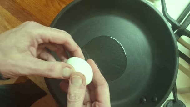 Las Manos Del Hombre Agrietan Los Huevos Sartén Huevos Rotos — Vídeo de stock
