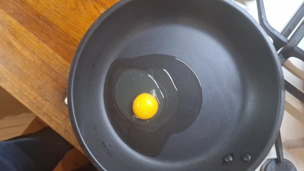 パンに卵を割った 卵を鍋に入れた 朝食の準備 ベーコン 料理のコンセプト — ストック動画
