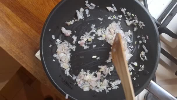 양파를 넣으십시오 냄비에 양파를 죽였다 양파는 주걱으로 움직였다 요리의 — 비디오
