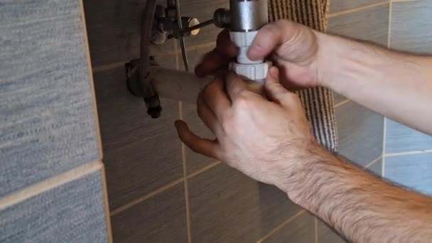 Plombier Répare Piège Ordures Mans Mains Fixer Installation Sous Lavabo — Video