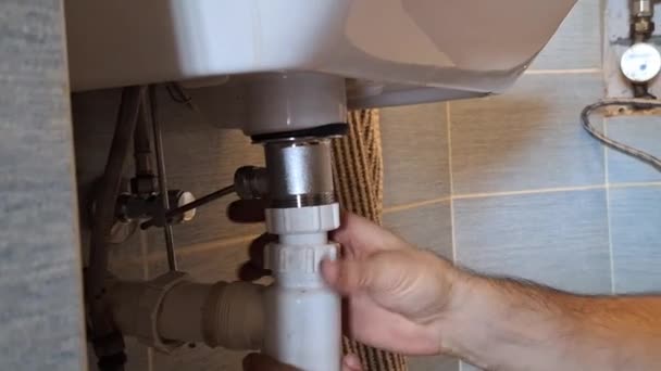 Canalizador Conserta Armadilha Lixo Homem Mãos Corrigir Instalação Sob Lavatório — Vídeo de Stock