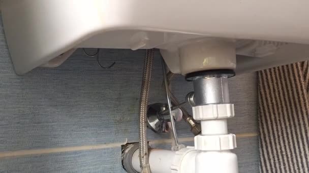 Fontanero Instala Tubo Para Grifo Instalación Mangueras Trenzadas Válvulas Agua — Vídeos de Stock