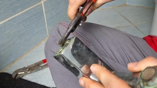 Encanador Prepara Uma Torneira Standpipe Para Uma Pia Removendo Torneira — Vídeo de Stock