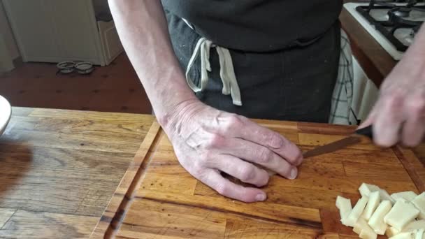シェフはチーズをキューブに切った マンスの手はチーズをキューブに切った 料理のコンセプト 自宅のキッチンからの映像 — ストック動画