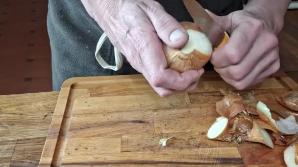 Kuchař Oloupe Cibuli Mužské Ruce Loupající Cibuli Koncept Vaření Gastronomie — Stock video