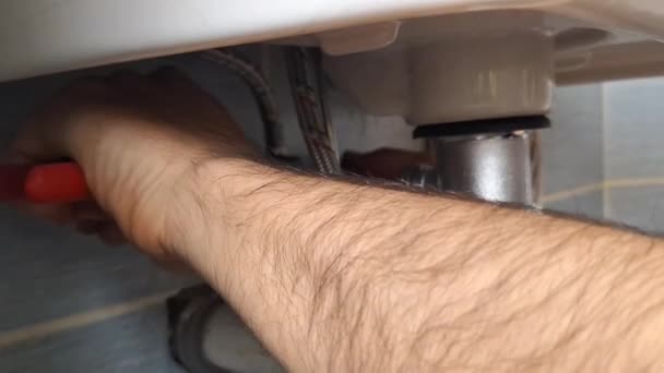 Een Loodgieter Installeert Een Waterklep Onder Een Gootsteen Handen Van — Stockvideo