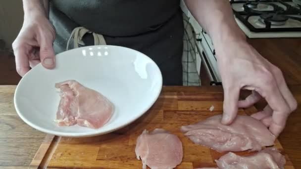 Chef Coloca Costeletas Frango Prato Mãos Masculinas Põem Partes Frango — Vídeo de Stock