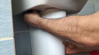 Bir tesisatçı banyo lavabosunun altına yarım kolon yerleştiriyor. Muslukçular lavabonun altına seramik yarı kolon kuruyor. Evdeki küçük onarımlar, oda servisi, DIY, bakım, el sanatları