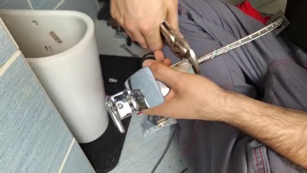 Plumber Tightens Metal Hose Faucet Plumbers Hands Tighten Braided Hose — Stock Video
