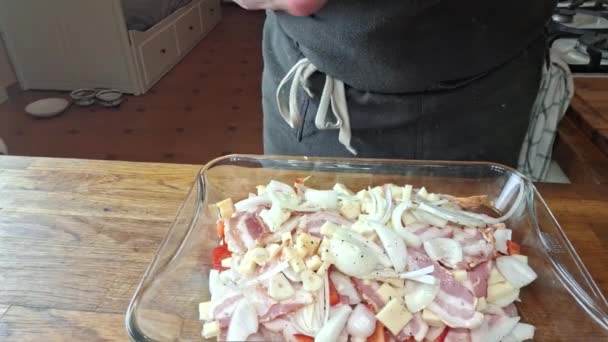 Chef Insaporisce Pollo Preparato Nella Teglia Con Tritacarne Mans Passa — Video Stock