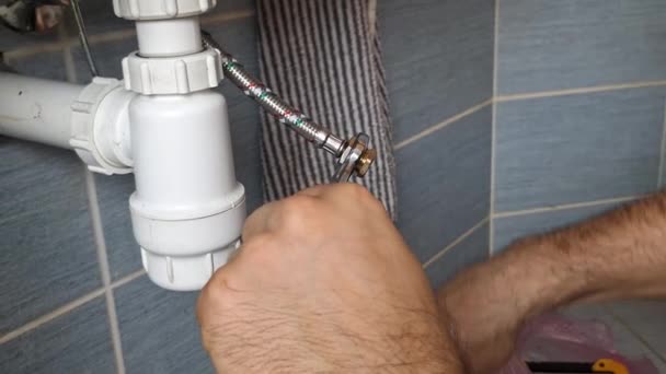 Plombier Retire Capuchon Tuyau Alimentation Eau Les Mains Des Plombiers — Video