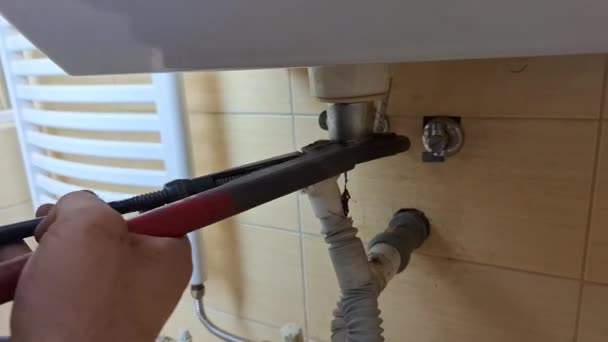 Ein Klempner Entfernt Einen Siphon Aus Einem Waschbecken Badezimmer Die — Stockvideo