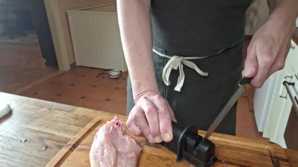 Перед Приготуванням Шеф Кухар Подрібнює Ніж Чоловічі Руки Подрібнюють Кухонний — стокове відео
