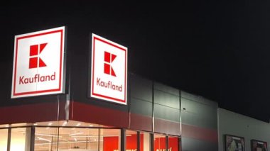 Hustopece, Çek Cumhuriyeti - 9 Mart 2024: Kaufland logosu, Lidl 'in de sahibi olan Schwartz Gruppe' un bir parçası olan Alman zincirinin hipermarketinde. Ülke Almanya ve AB 'de 1500' ün üzerinde mağaza işletiyor.