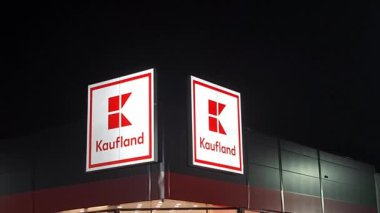 Hustopece, Çek Cumhuriyeti - 9 Mart 2024: Kaufland logosu, Lidl 'in de sahibi olan Schwartz Gruppe' un bir parçası olan Alman zincirinin hipermarketinde. Ülke Almanya ve AB 'de 1500' ün üzerinde mağaza işletiyor.